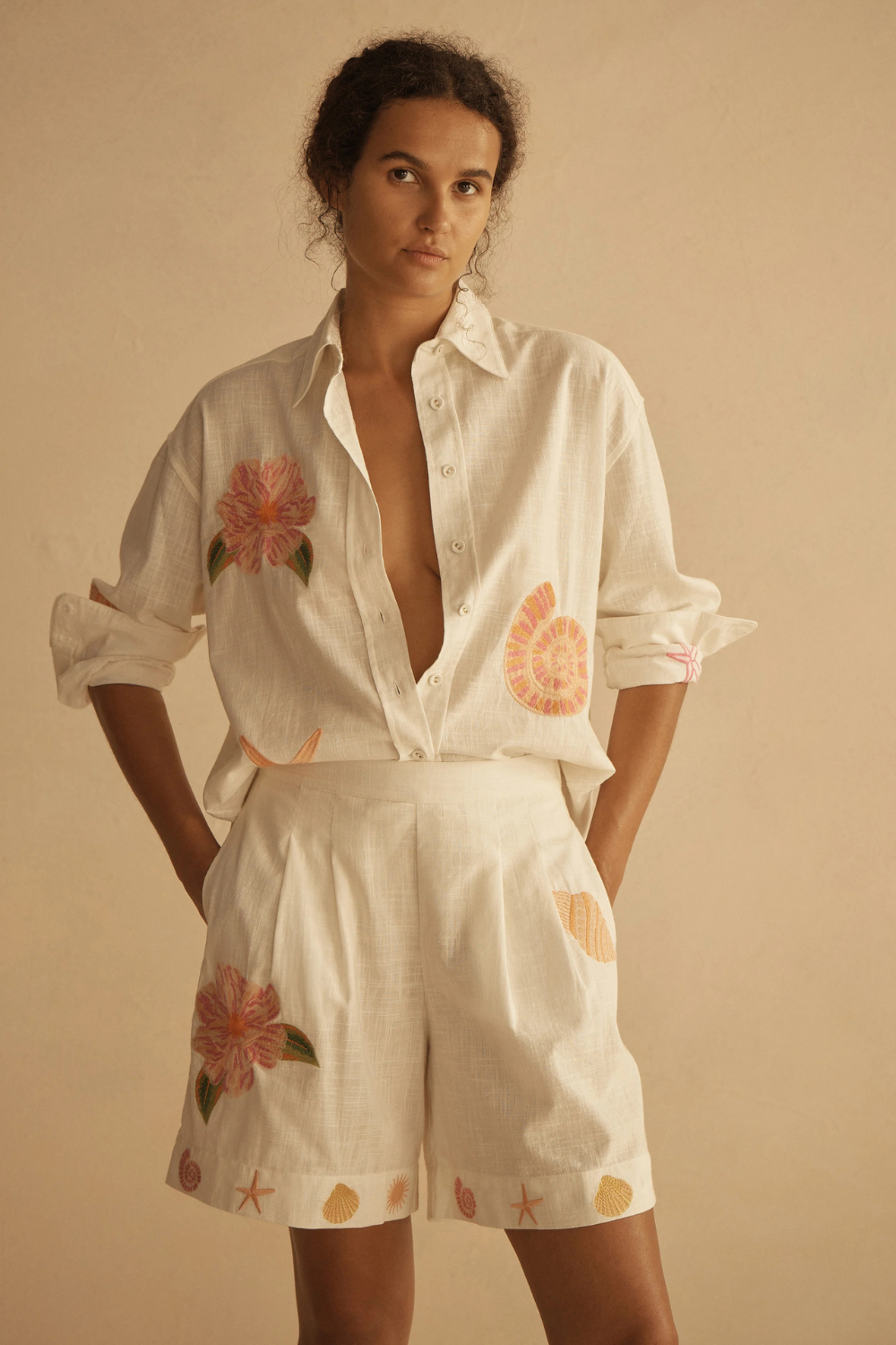 Load image into Gallery viewer, Embroidered Pleated Mid Length Short
