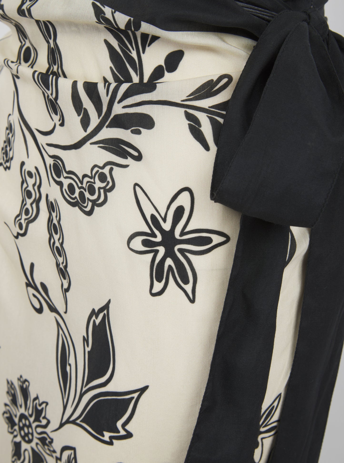 Load image into Gallery viewer, Iggy Oreo Bloom Sarong - ONE SIZE - Sarong
