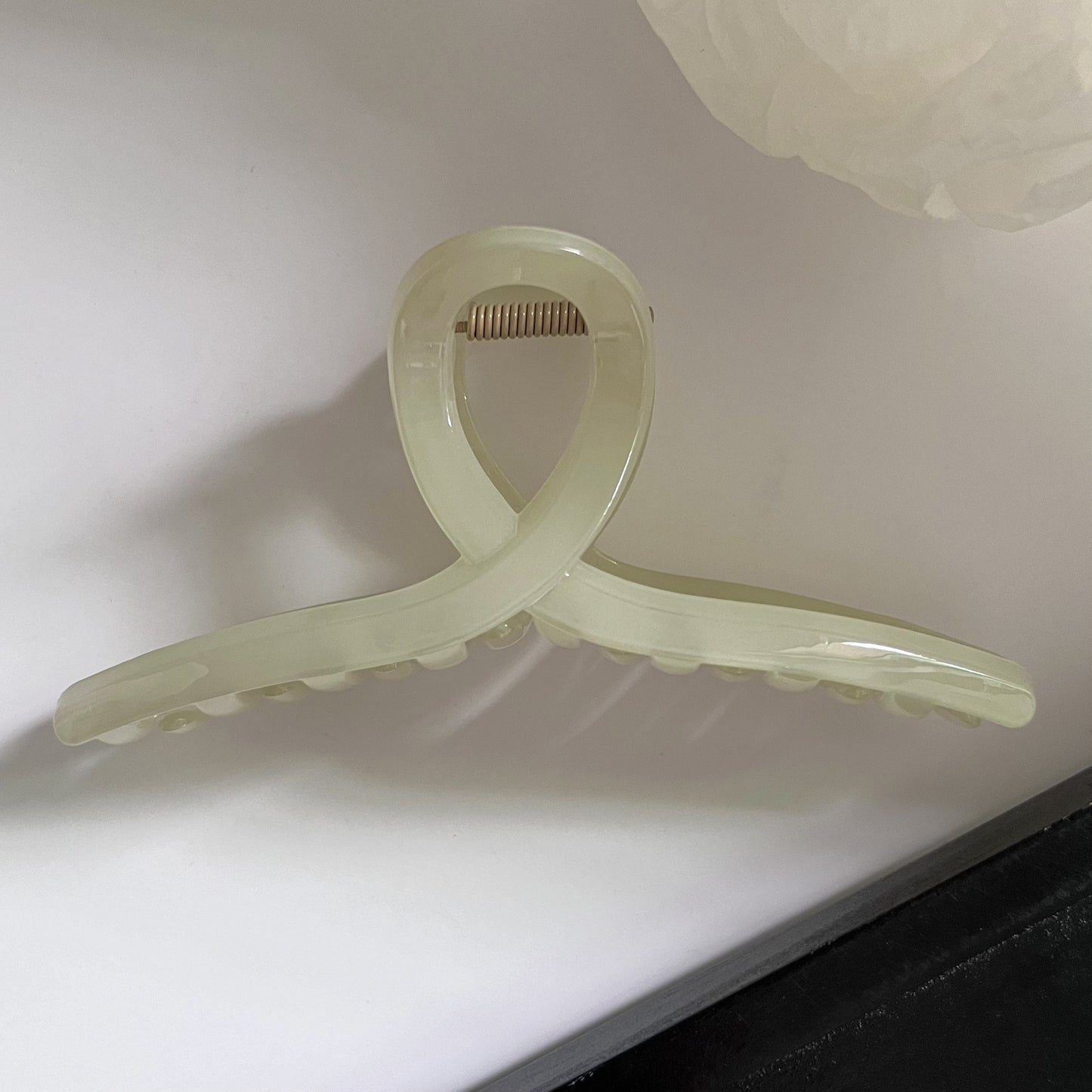 Load image into Gallery viewer, Minimalist Cross-Loop Hair Claw Clips Glossy Finish Light Olive Green
