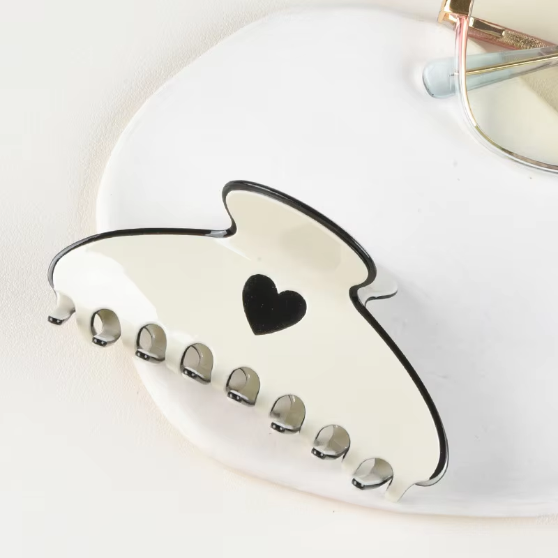 Load image into Gallery viewer, Pastel Heart Hair Claw Clips Cream
