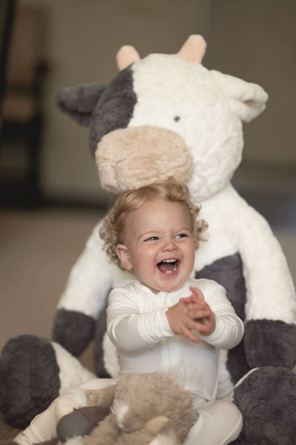 Load image into Gallery viewer, Maisie The Cow Jumbo Plush Pal
