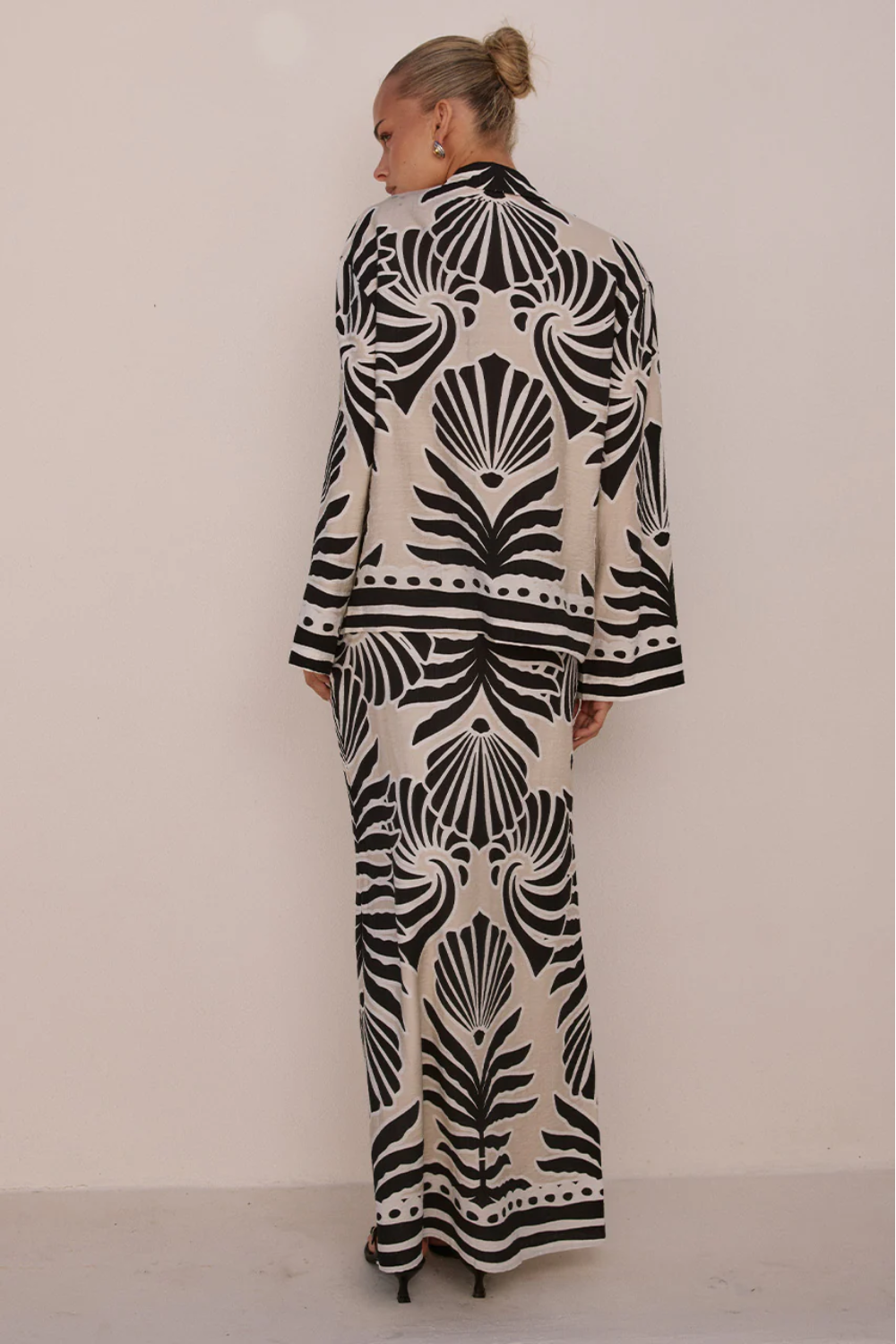 Load image into Gallery viewer, Clementine Sleeved Top Brodie Sand
