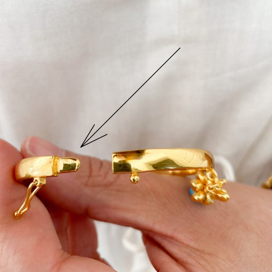 Visual guide to correctly open Sara Lashay bracelet