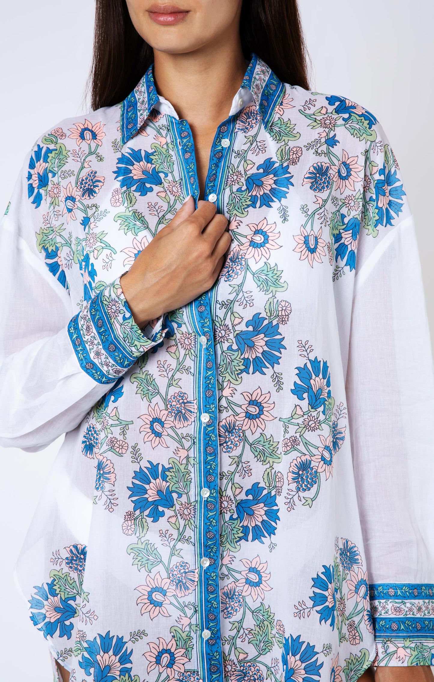 Load image into Gallery viewer, Shirt In Rose Border Print White/Sapphire/Coral - Top
