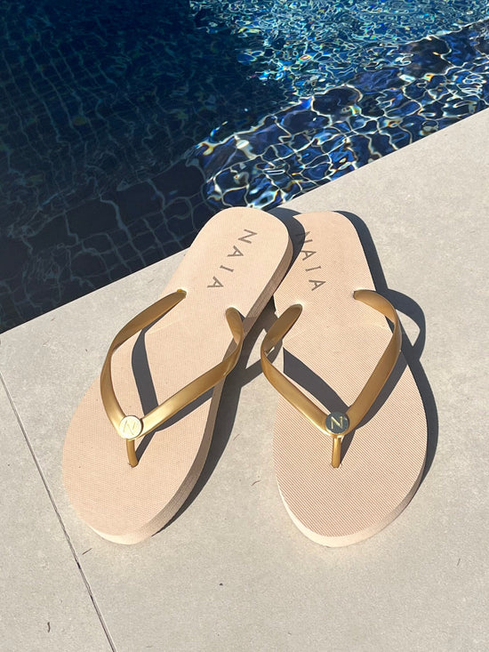 Womens Flip Flops in Nude/Gold